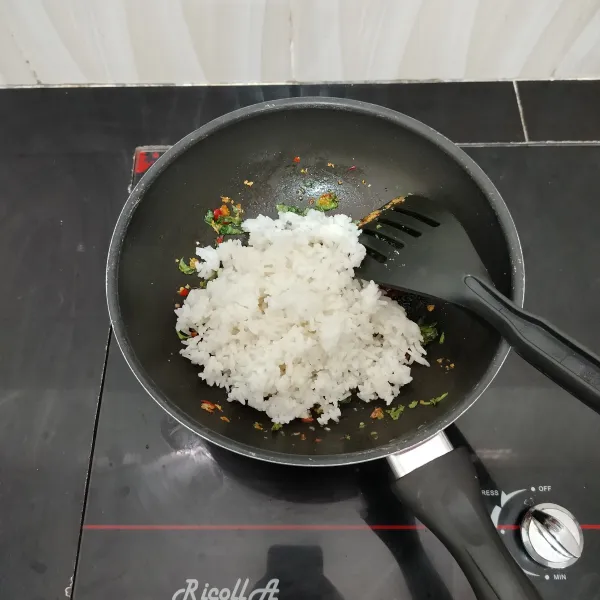 Kemudian masukkan nasi putih, kaldu jamur dan garam. Aduk rata.