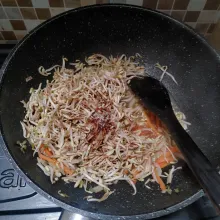 Masukan toge, bumbui dengan garam, gula, kaldu bubuk, kecap manis, kecap asin dan saos tiram. Aduk rata.