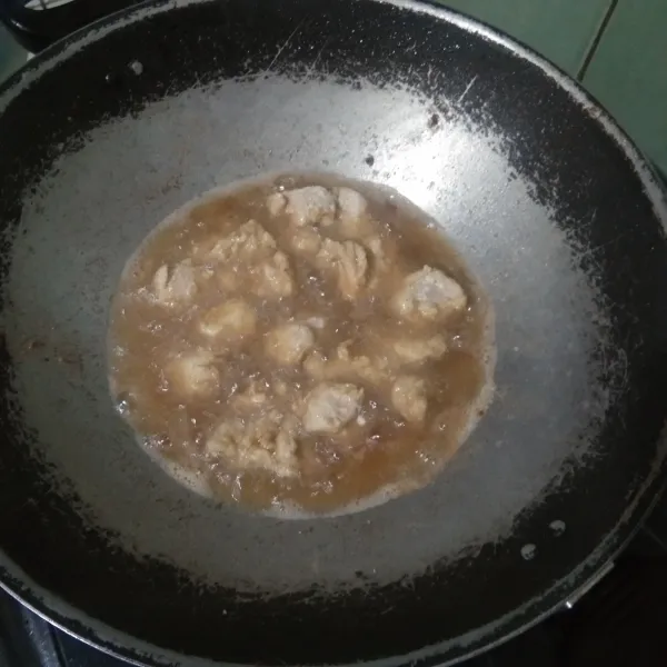 Siapkan wajan panas, tuang minyak goreng secukupnya. Goreng ayam hingga berubah warna jadi kecokelatan.