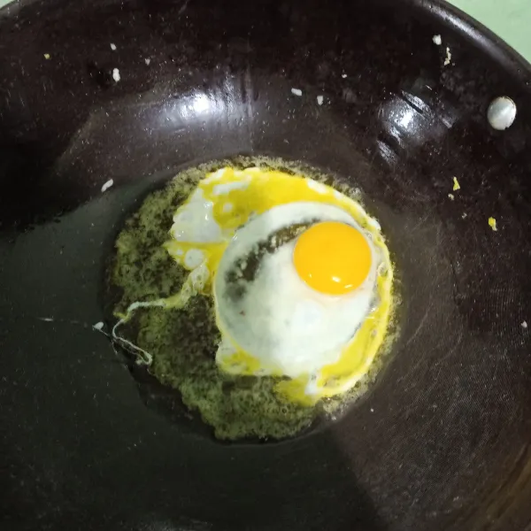 Siapkan telur, lalu siapkan wajan dan beri minyak goreng. Setelah panas lalu pecahkan telur.