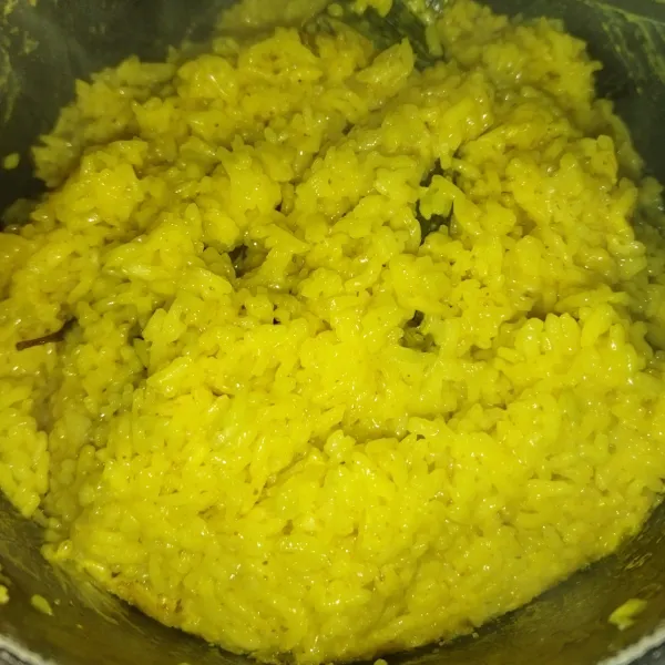 Masukkan semua bahan nasi kuning ke dalam magic com, tekan tombol cook, jika sudah matang biarkan beberapa saat, lalu aduk, nasi kuning siap dibentuk.