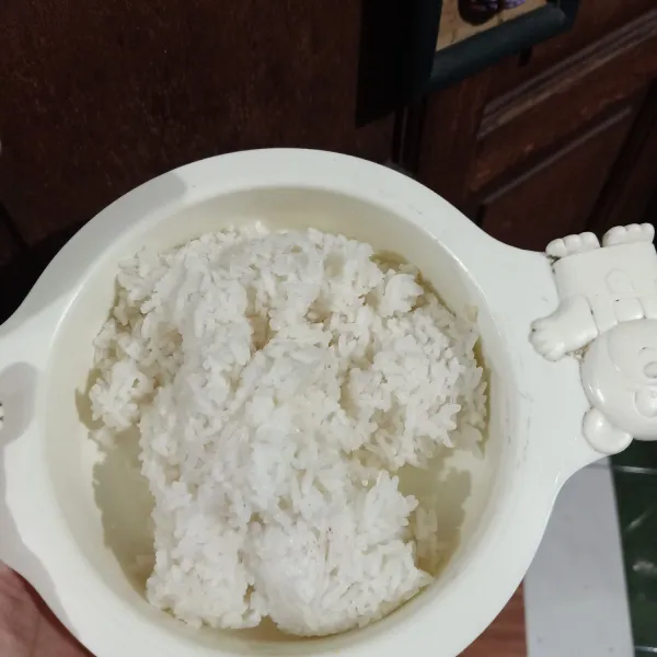 Siapkan 1 porsi nasi putih matang.