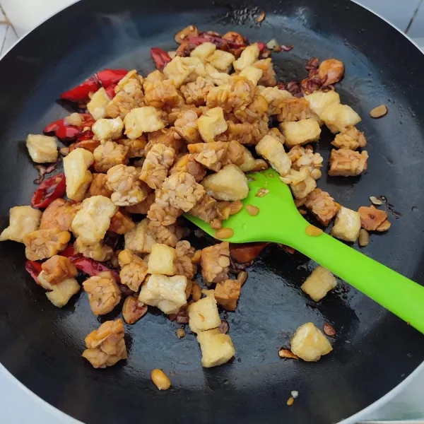 Masukkan tahu dan tempe goreng, aduk rata.