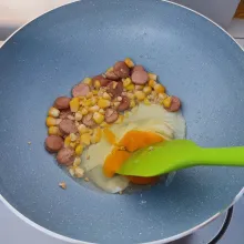 Masukkan jagung pipil, tumis hingga matang. Kemudian masukkan telur ...