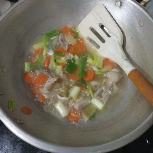 Bumbui dengan garam, lada dan kaldu jamur lalu masukkan daun bawang. Aduk rata hingga mendidih kembali. Tes rasa.