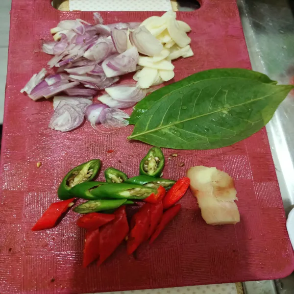 Rajang bawang merah, putih, laos, cabe merah, cabe ijo, daun salam.
