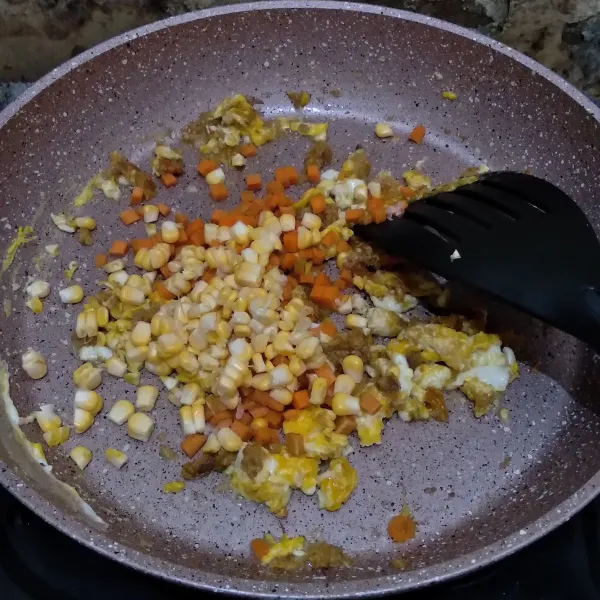 Masukkan wortel dan jagung, masak hingga layu.