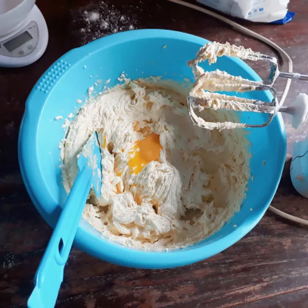 Masukkan kuning telur satu persatu sambil dimixer hingga rata.
