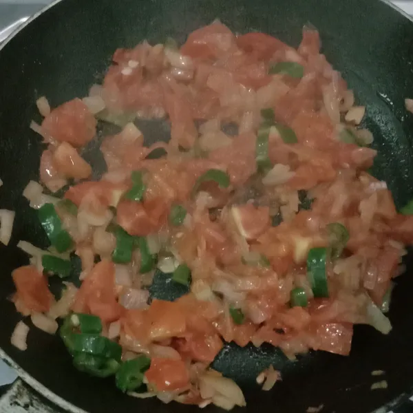 Masukkan tomat dan cabe hijau cincang. Masak hingga layu. Tambahkan garam, gula dan kaldu ayam. Aduk rata.