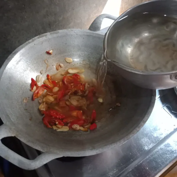 Tambahkan air, masak sampai mendidih.