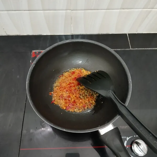 Panaskan minyak sayur. Lalu tumis bumbu cincang hingga matang.