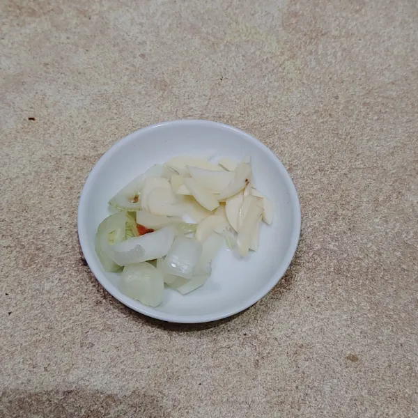 Siapkan bumbu bawang bombay dan bawang putih yang sudah diiris dan dicincang halus.