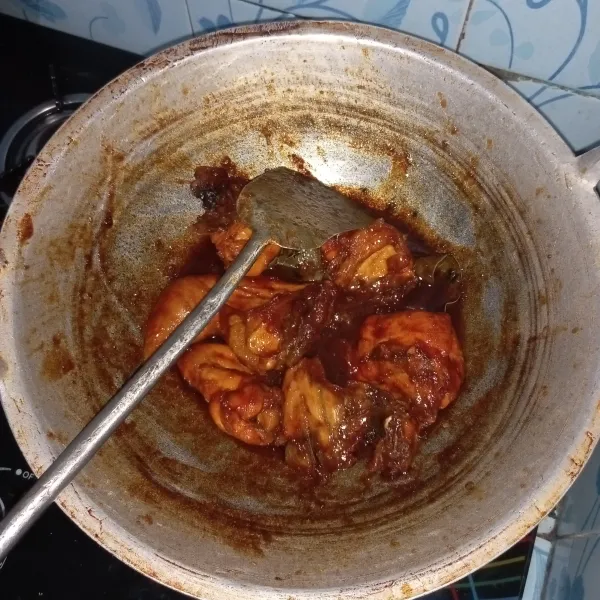 Masak hingga air surut, jika sudah surut dan sudah matang. Kemudian siap disajikan.