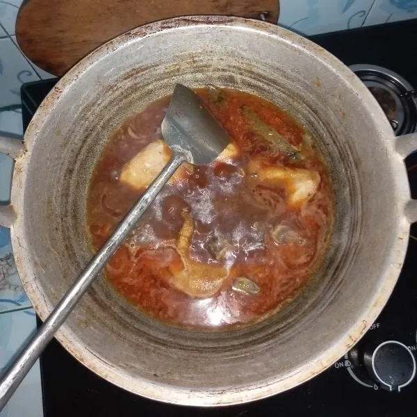 Masukkan air, kecap manis, gula, lada bubuk, dan garam. Jika air sudah mendidih, lalu masukkan ayam.