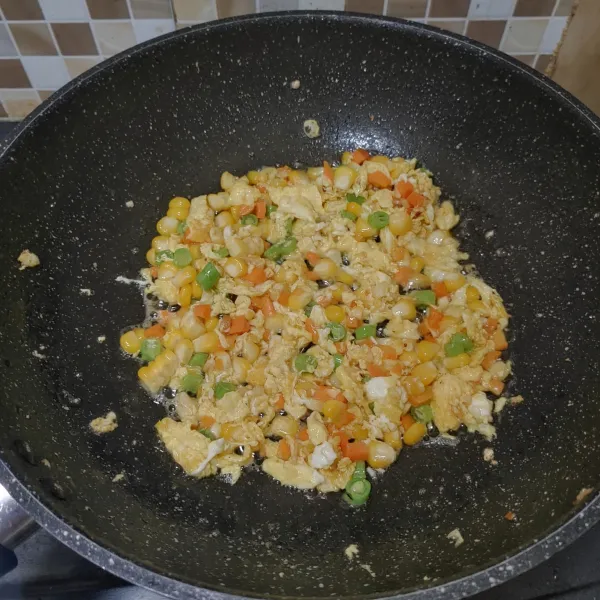 Masukan sayuran wortel, jagung dan buncis. Sambil terus diaduk agar sayuran matang merata.