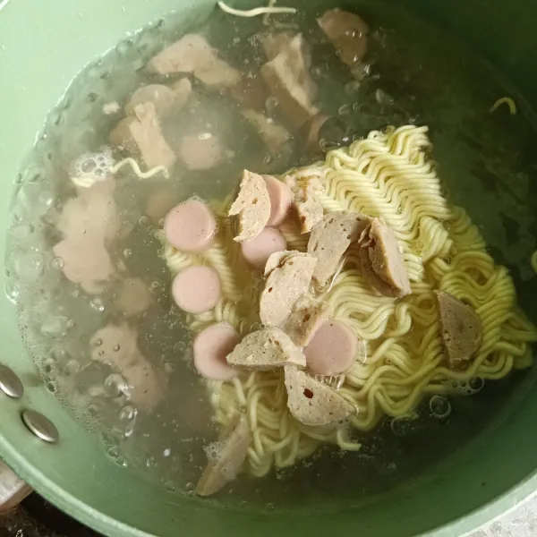 Rebus sampai mienya matang. Angkat dan tiriskan airnya lalu sisihkan ke dalam wadah mangkok.