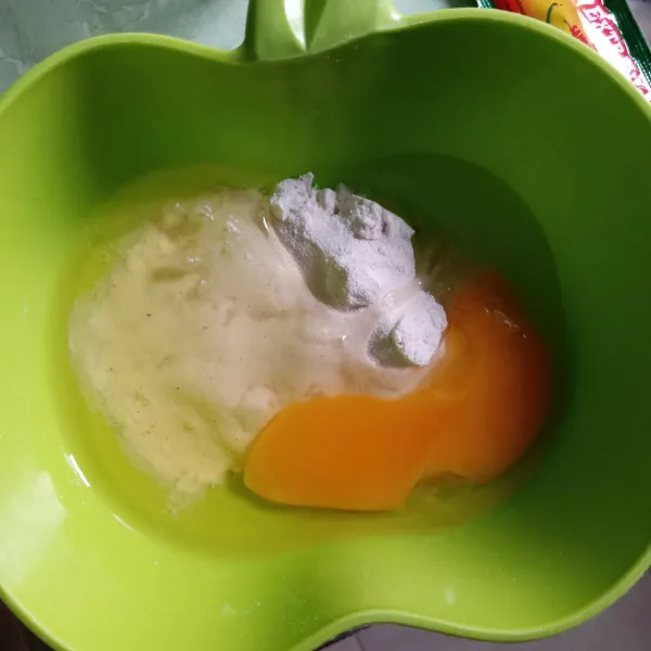 Campurkan tepung bumbu serba guna, tepung terigu dan telur, aduk rata.