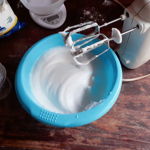 Mixer putih telur, air jeruk dan 2 sdm gula dengan kecepatan tinggi hingga kaku (soft peak, tidak tumpah ketika dibalik). Sisihkan.