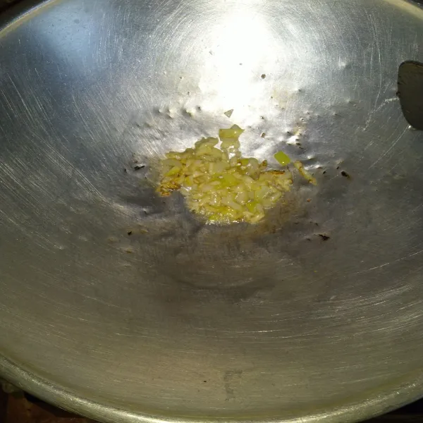 Panaskan minyak goreng, tumis bawang putih dan bawang bombay sampai harum.