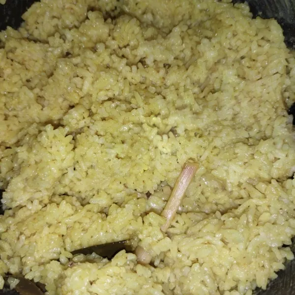 Masukkan semua bahan nasi kuning ke dalam magic com, aduk rata, lalu tekan tombol cook, jika sudah matang, biarkan beberapa saat, lalu aduk, nasi kuning siap dibentuk.