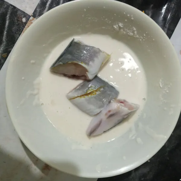 Celupkan ikan lele ke dalam adonan tepung basah.
