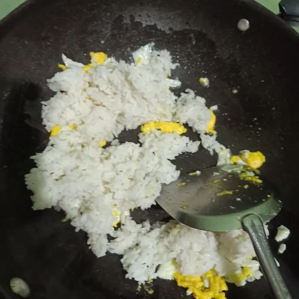 Masukkan nasi lalu masukkan garam, merica dan bubuk kaldu jamur. Aduk rata. Cicipi dan koreksi rasa.