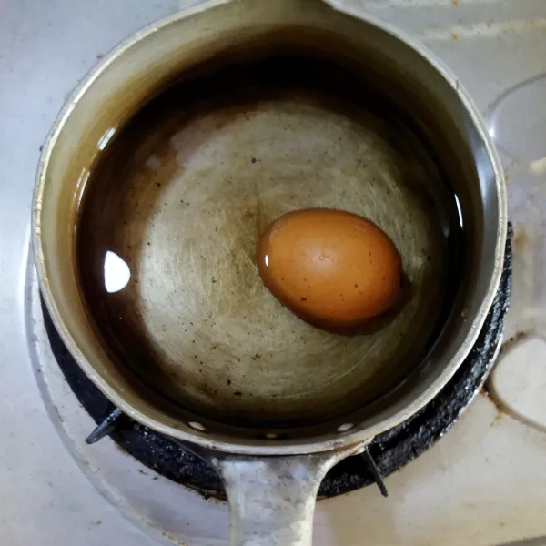 Rebus telur hingga matang, dinginkan lalu kupas dan iris sesuai selera. Sisihkan.