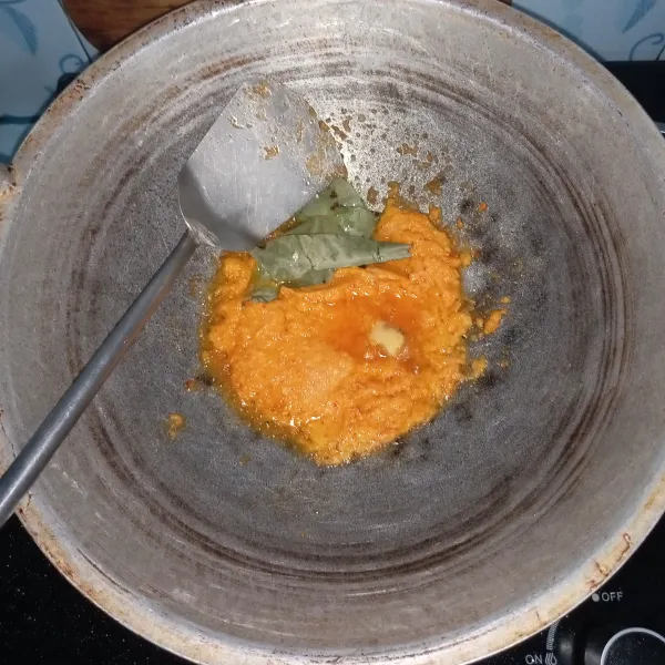 Tumis bumbu yang sudah dihaluskan, kemudian masukkan juga jahe dan daun salam.