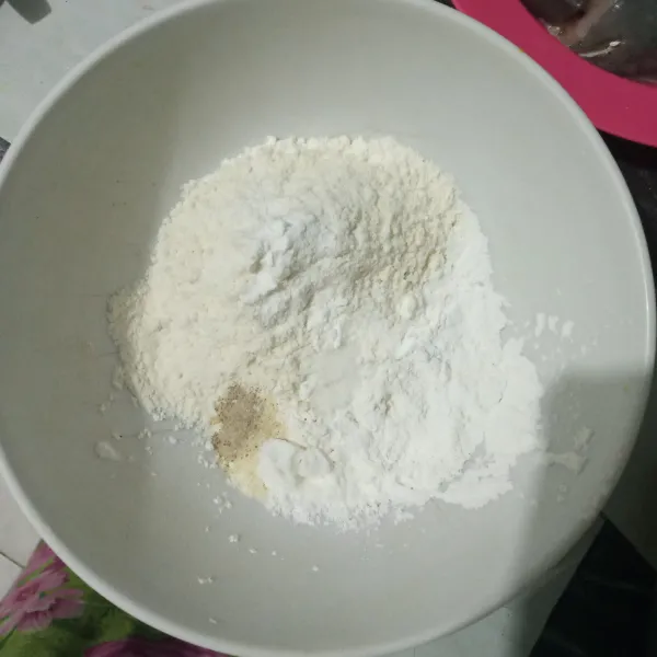 Campurkan tepung terigu, tepung beras, garam, lada, kaldu bubuk dan baking powder. Aduk rata.