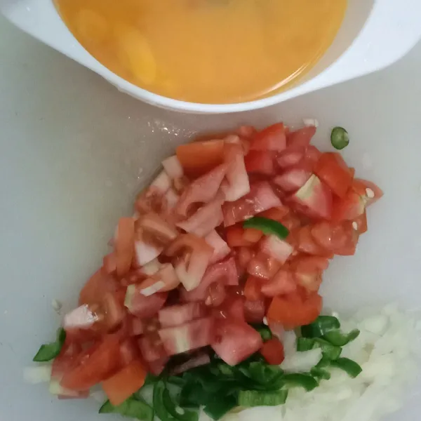 Cincang bawang bombay, tomat dan cabe hijau. Kocok telur.