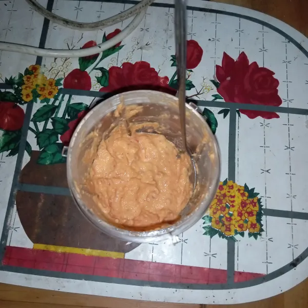 Haluskan bawang merah, bawang putih, cabai, dan kemiri.