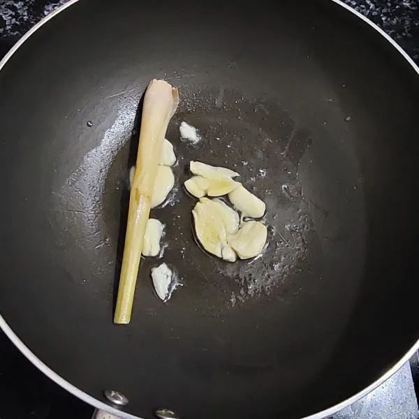 Tumis bawang putih geprek dan serai hingga harum.