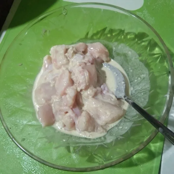 Marinasi ayam fillet dengan tepung serba guna.