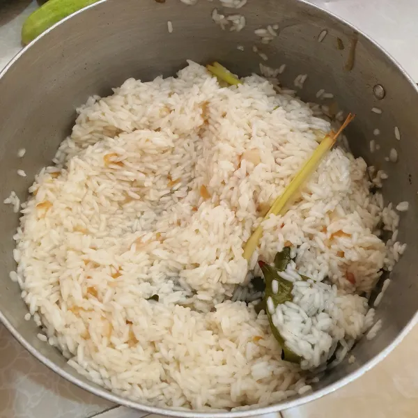 Masak nasi hingga kuah menyusut, tutup panci dan diamkan -+15menit.