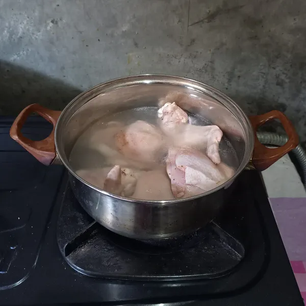 Masukkan ayam dan air ke dalam panci.