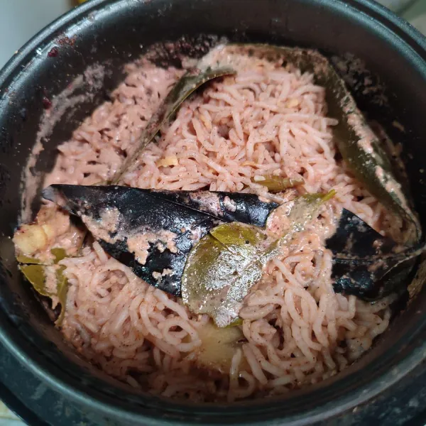 Masak di rice cooker hingga matang, kemudian aduk rata dan buang rempah-rempahnya.