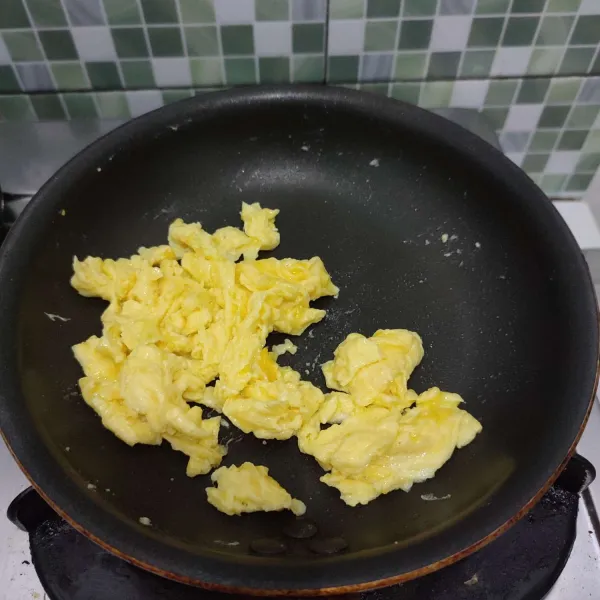 Panaskan telfon anti lengket kemudian beri sedikit minyak goreng, lalu masukkan telur, aduk-aduk hingga menjadi scramble egg. Angkat dan sisihkan.