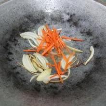 Tumis bawang bombay hingga wangi, kemudian masukkan wortel, tumis hingga layu.