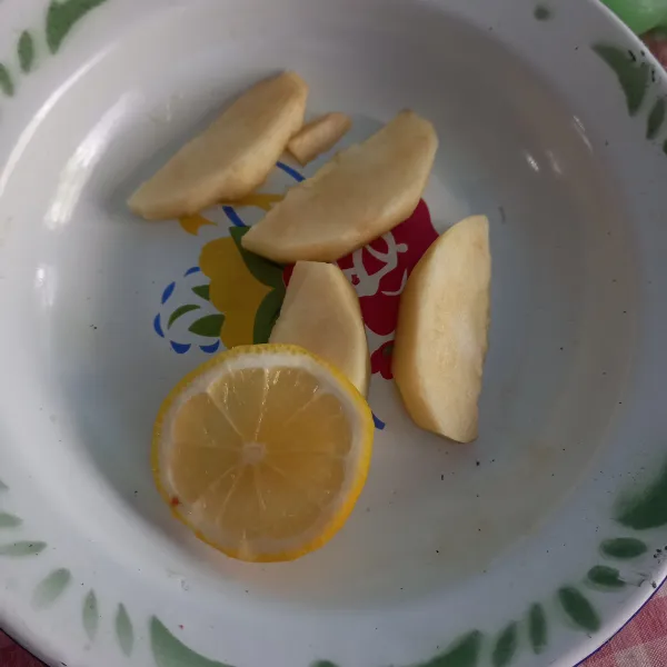 Olesi potongan apel dengan lemon agar tidak menghitam.