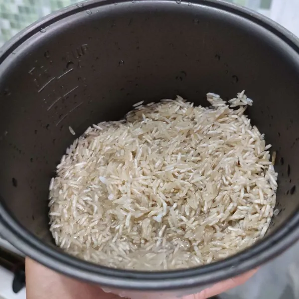 Cuci bersih beras basmati.
