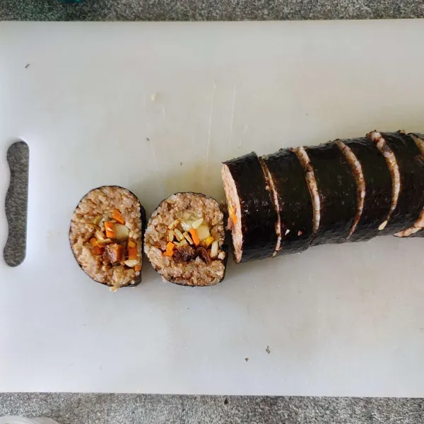 Potong sushi sesuai selera.