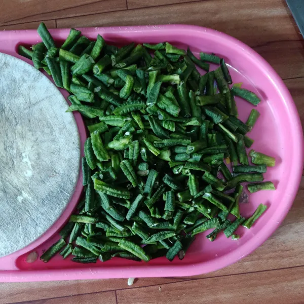 Lalu potong seukuran 1 ruas jari.