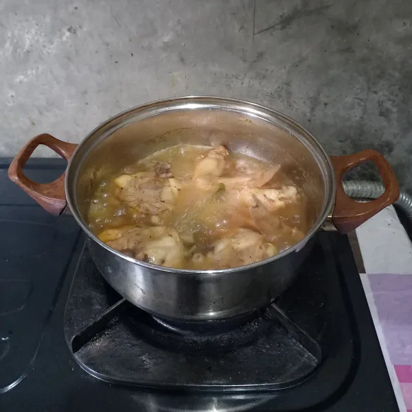 Aduk-aduk dan nyalakan api kompor. Masak sampai air menyusut dan bumbu meresap. Ayam ungkep manis siap langsung dinikmati, disimpan di kulkas, atau digoreng.