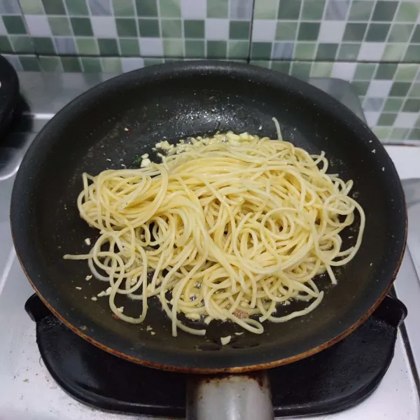 Lalu tambahkan spaghetti, aduk rata.