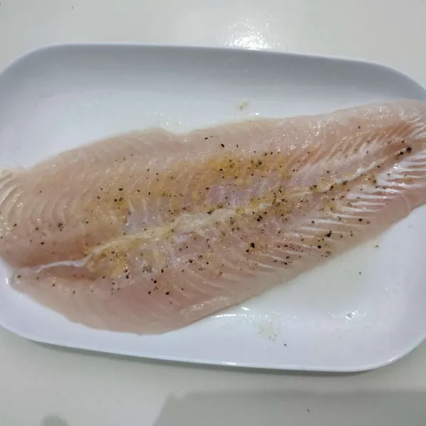 Lumuri ikan dori dengan bawang putih bubuk, garam, merica bubuk, dan perasan jeruk nipis. Kemudian diamkan selama 30 menit.