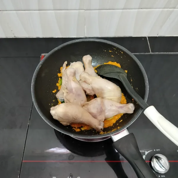 Lalu masukkan ayam dan aduk rata.