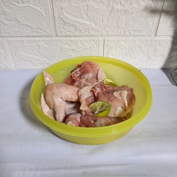 Cuci ayam dan lumuri dengan perasan jeruk nipis. Kemudian diamkan 5 menit dan cuci lagi sampai bersih.