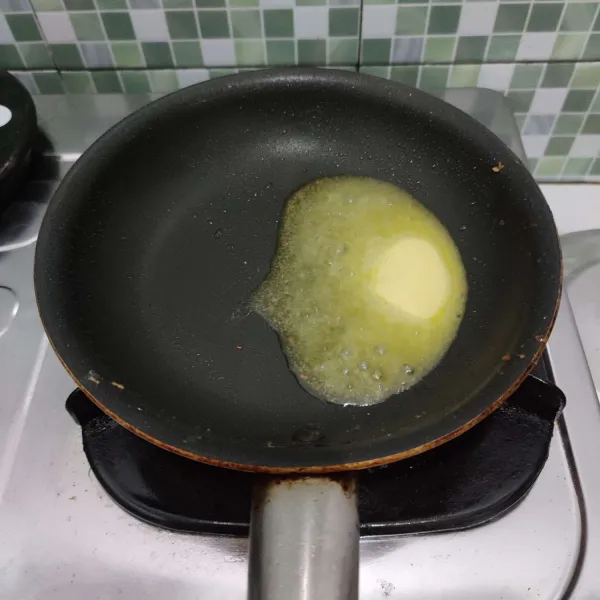 Lelehkan butter di atas wajan anti lengket.