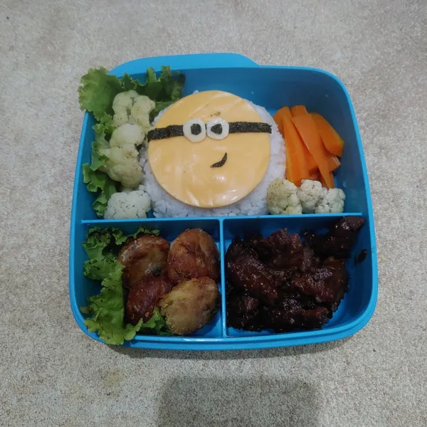 Tambahkan isian lauk dan pelengkap lainnya, bekal siap disajikan.