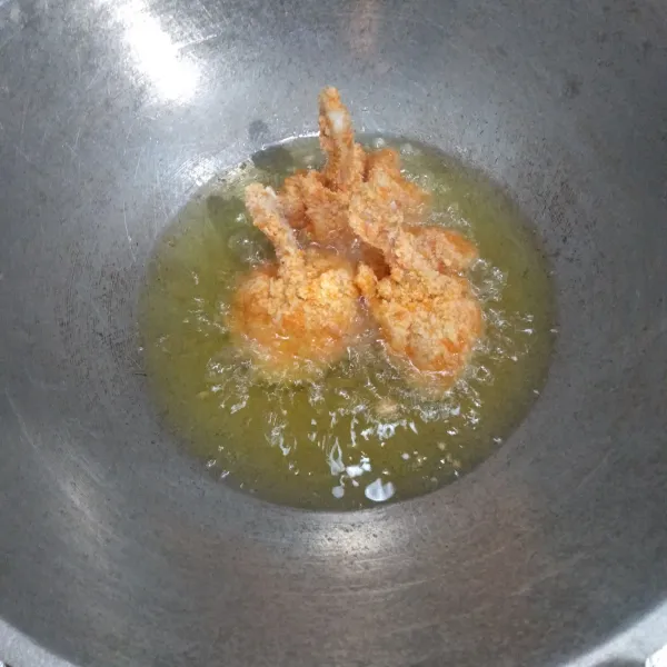 Panaskan minyak goreng, kemudian masukan ayam masak hingga matang, lalu angkat dan tiriskan.